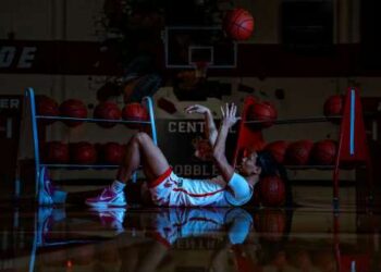 Gilbert White Jr. Commits to the Pack